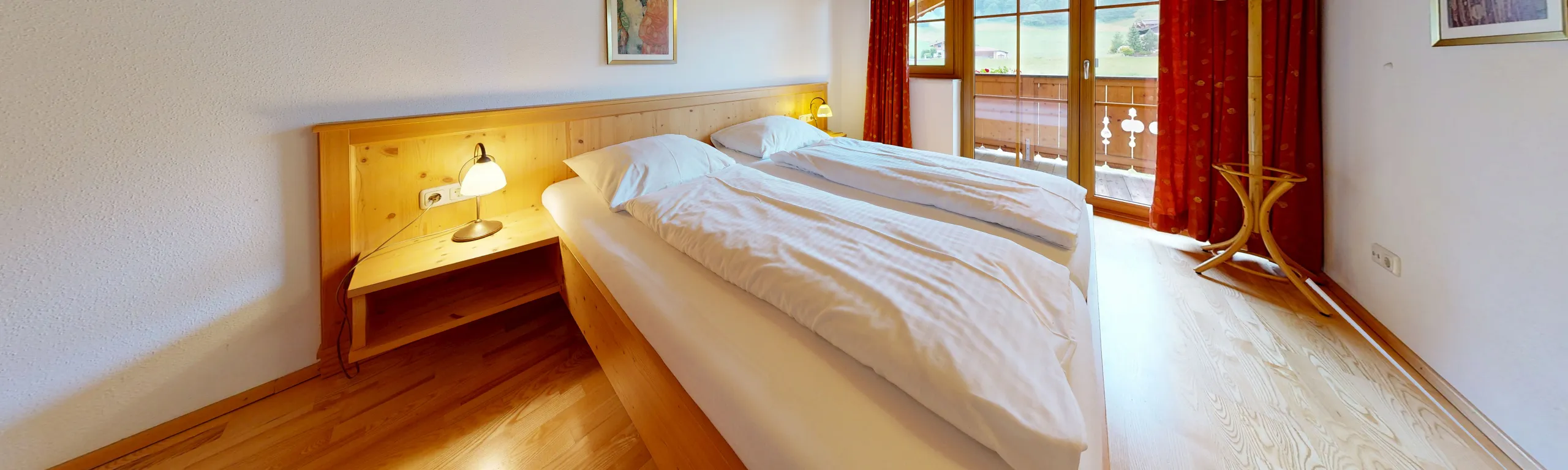 Helles Schlafzimmer mit Holzdekor und Balkonzugang