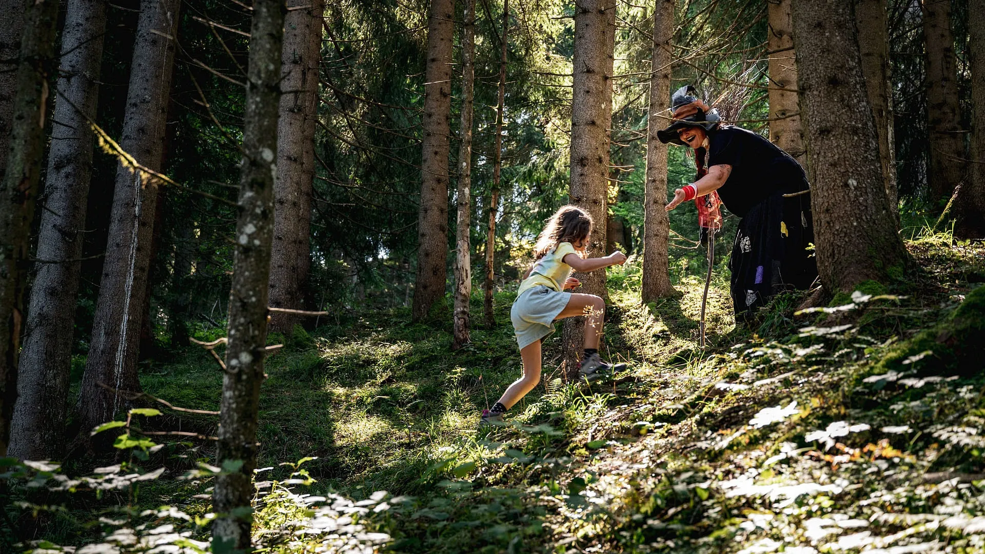 Kinder erkunden den Hexenwald bei einem Ausflug