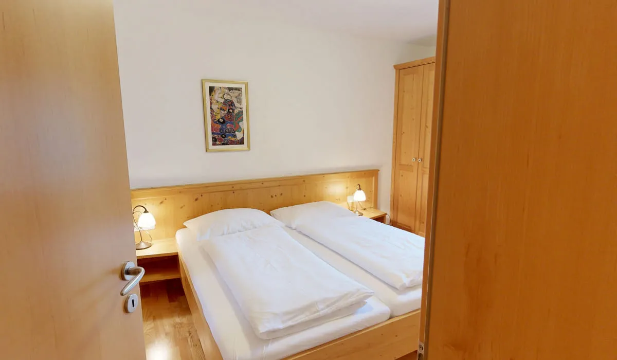 Schlafzimmer mit zwei Betten und Bilderrahmen