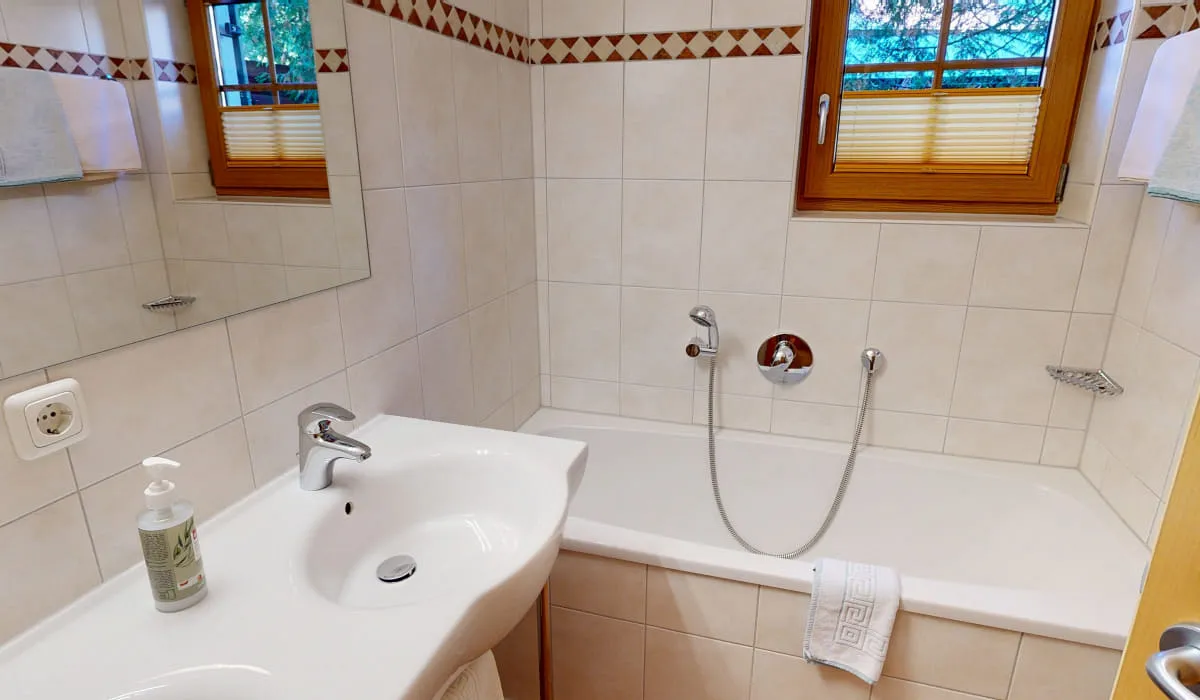 Badezimmer mit Waschbecken und Badewanne