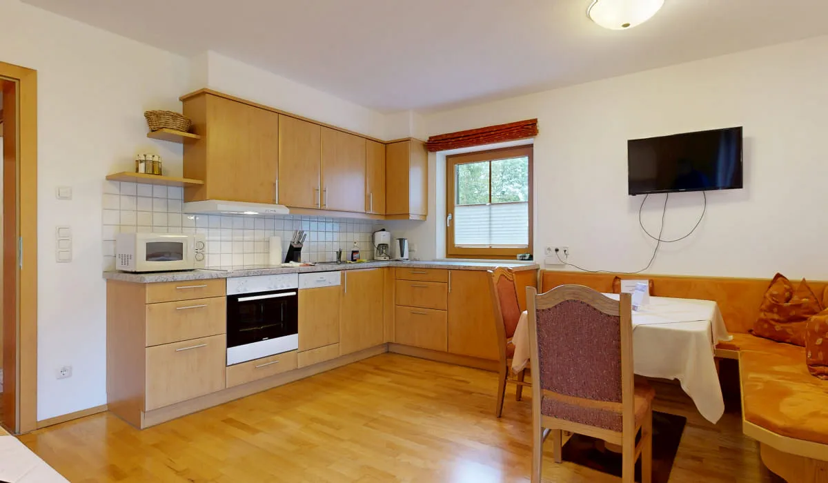 Moderne Küche mit Esstisch und TV, Holzfußboden, Fenster