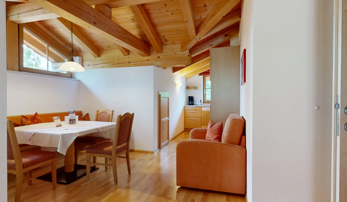 Helle Wohnung mit Holzbalkendecke und gemütlichem Essbereich