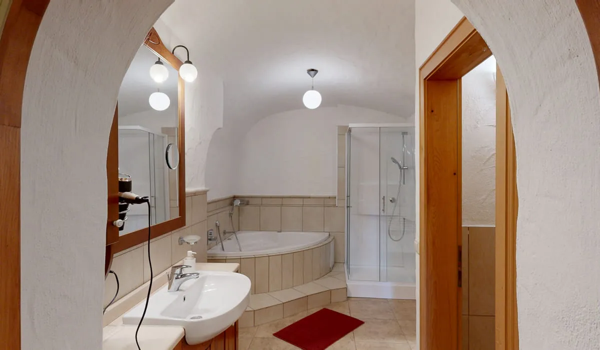 Elegantes Badezimmer mit Badewanne und Dusche