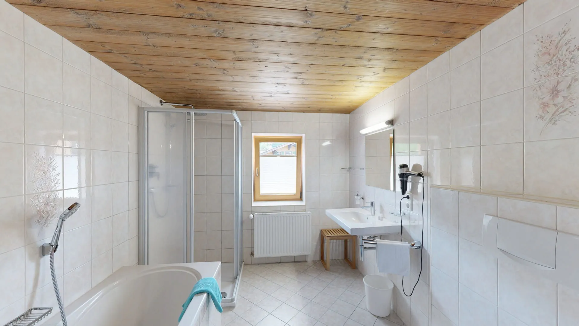 Helles Badezimmer mit Dusche, Badewanne und Fenster
