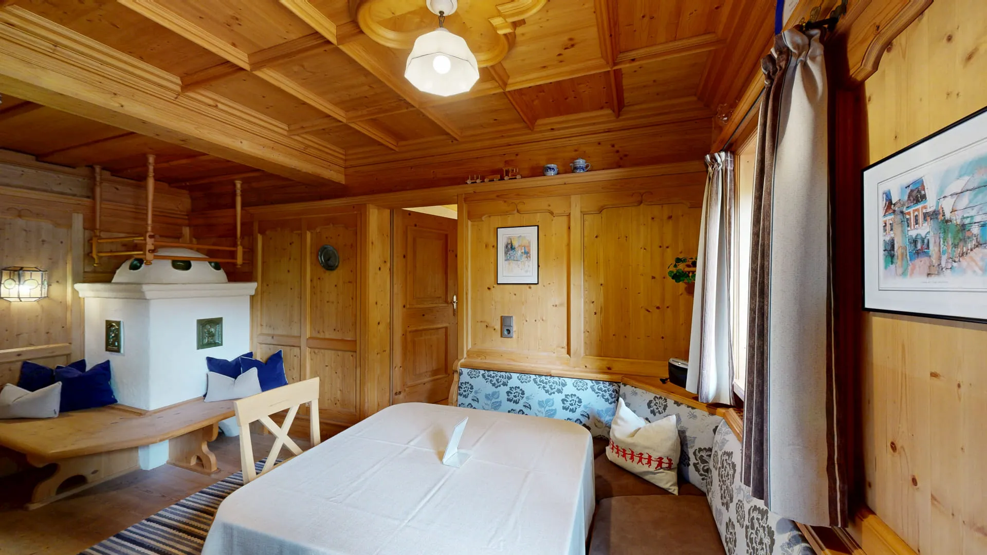 Gemütlicher Holzraum mit Tisch, Couch und Kamin