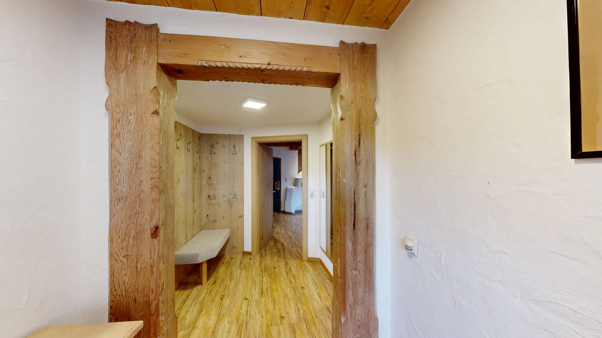Heller Flur mit Holzrahmen und Holzfußboden