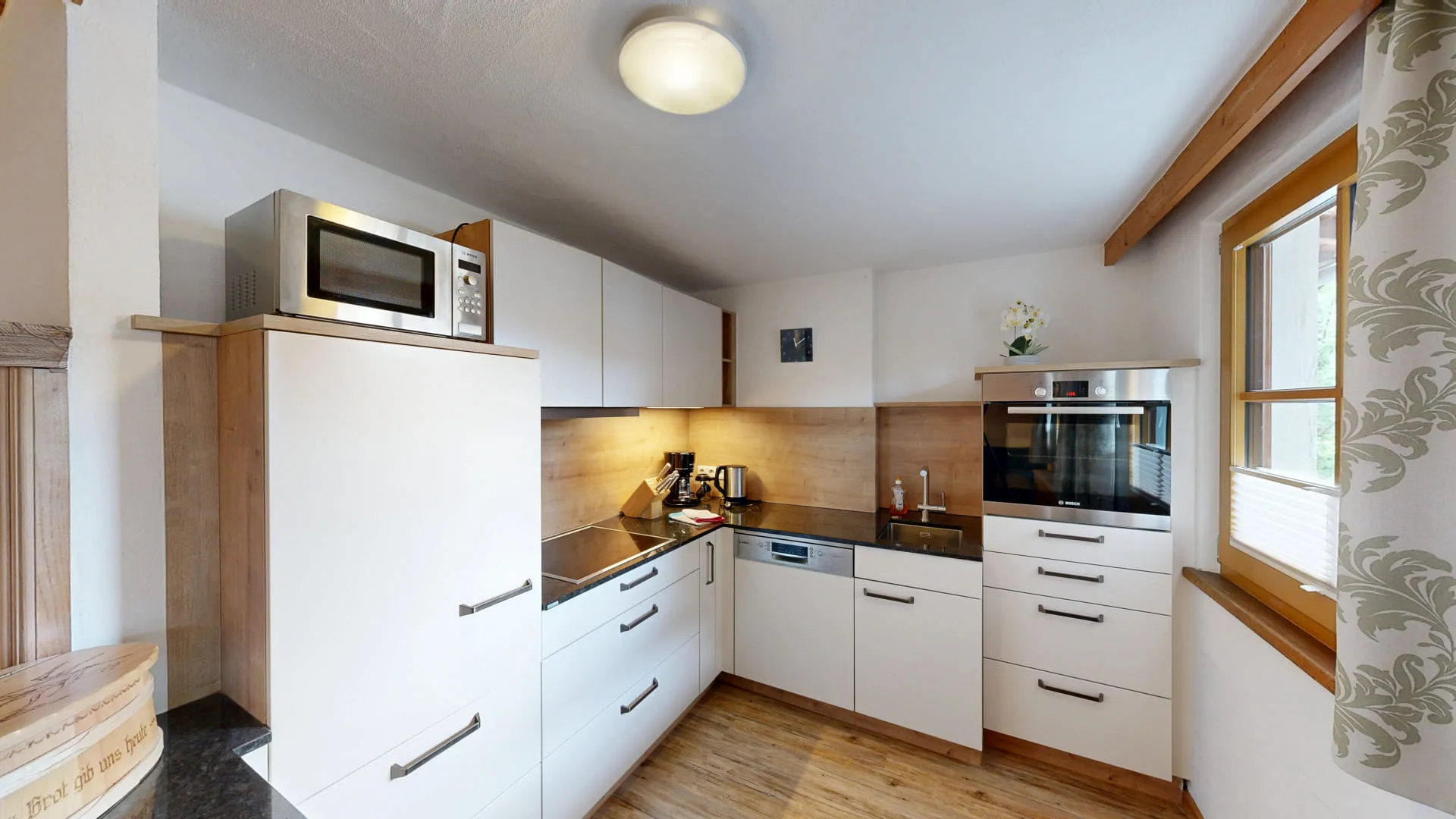Moderne Küche mit Holzregalen und Fenster