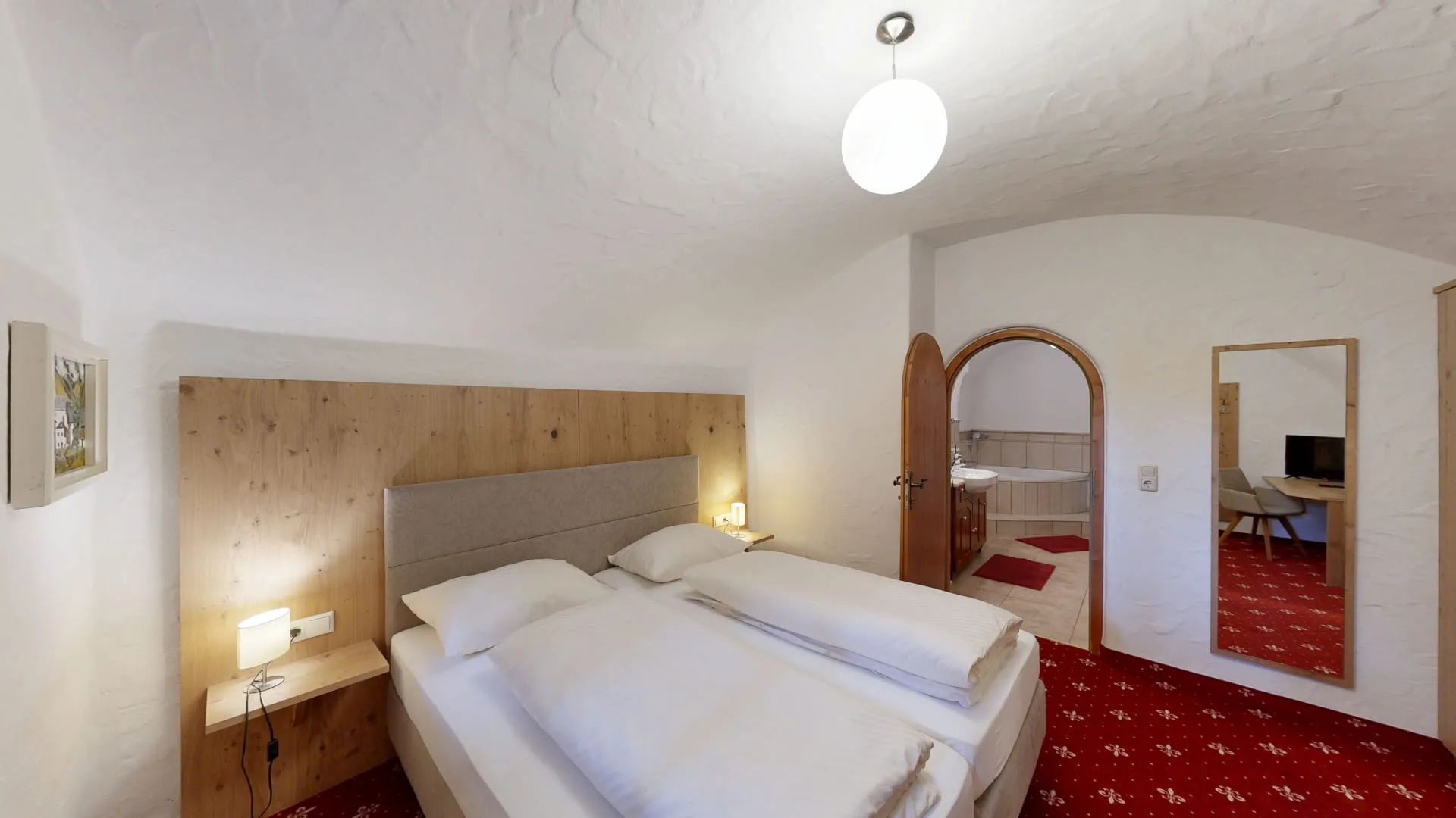 Helle Hotelzimmer mit zwei Betten und rotem Teppichboden