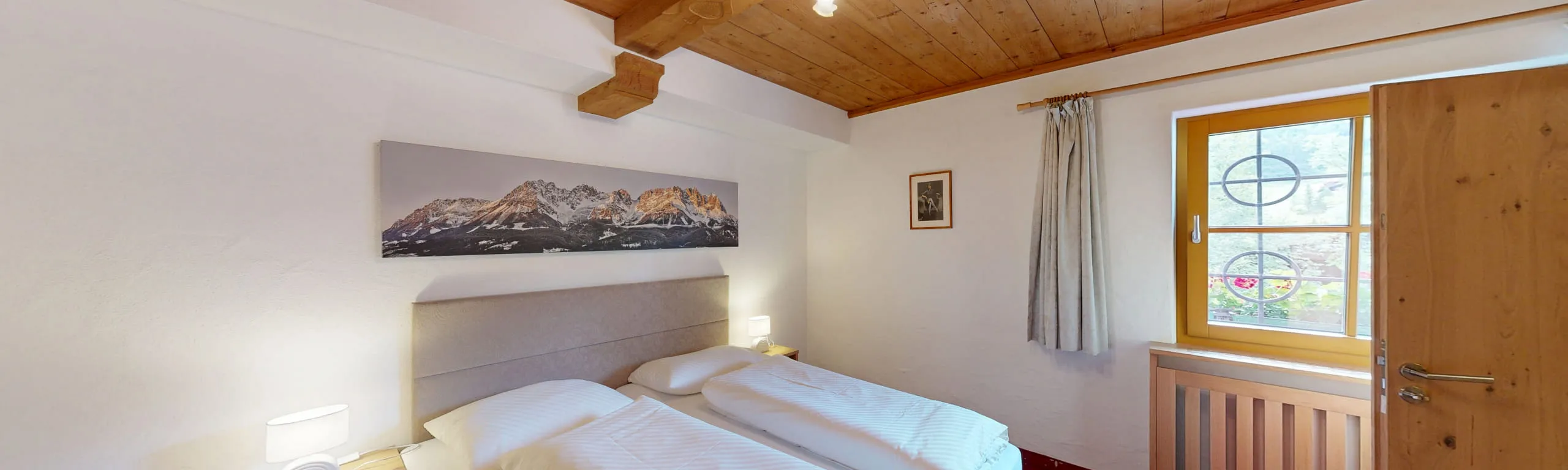 Heller Schlafzimmer mit zwei Betten und Fensterblick